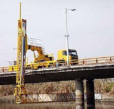 18米橋梁檢測車(chē)在檢測橋梁