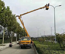 伸缩臂高空作业車(chē)路灯安装维护